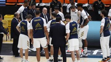 Pablo Laso, entrenador del Madrid, habla con sus jugadores en un tiempo muerto.