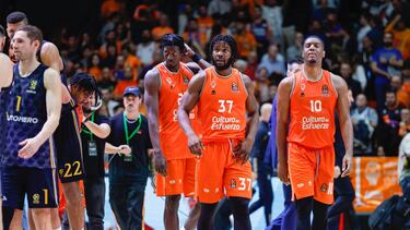 Ojeleye, Inglis y Touré se lamentan tras el partido.