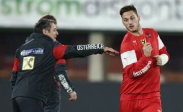 El entrenador de Austria, Marcel Koller, bromea con Marko Arnautovic durante el entrenamiento.