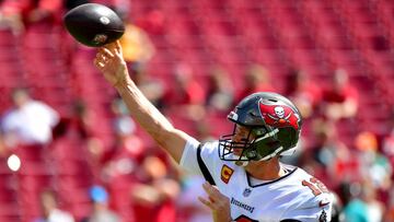 El quarterback de los Tampa Bay Buccaneers fue visto colocando su mano derecha en un balde de hielo durante el partido contra los Miami Dolphins.