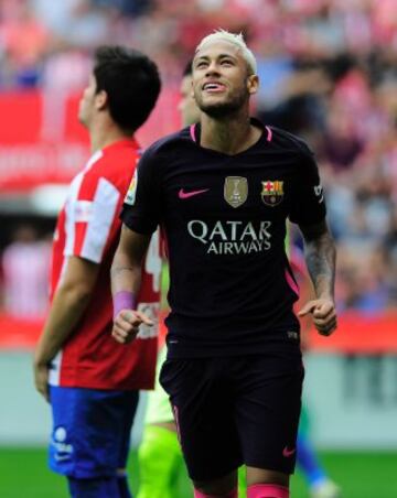 Barcelona's Brazilian forward Neymar da Silva Santos Junior (R) celebrates after scoring his team's third goal during the Spanish league football match Real Sporting de Gijon vs FC Barcelona at El Molinon stadium in Gijon on September 24, 2016. / AFP PHOT