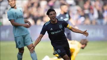 El delantero mexicano demuestra semana a semana estar un peldaño arriba de sus rivales, se come la liga a pedazos y volvió a regalarnos un golazo
