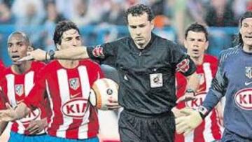 <b>INCREDULIDAD. </b>Gabi, Perea, Velasco, Kezman y Leo se querían comer a Lizondo tras el penalti. La cosa empeoró cuando lo hizo repetir,