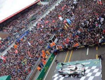 La gente se reúne para celebrar el coche ganador de la edición 90 ª de Le Mans 24 horas carrera de resistencia, un Audi R18 e-tron quattro,