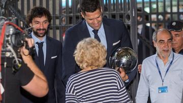 GRAF4099. MADRID (ESPA&Ntilde;A), 20/06/2018.- La alcaldesa de Madrid Manuela Carmena, junto al capit&aacute;n Felipe Reyes, durante la recepci&oacute;n al Real Madrid de Baloncesto tras ganar el play off de la liga Endesa, esta ma&ntilde;ana en el ayuntamiento de Madrid . EFE / Rodrigo Jimenez