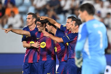 Celebración de las Leyendas del Barcelona tras el gol del argentino Saviola.