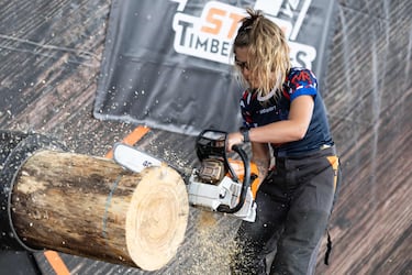 Deportistas de todo el mundo compiten en varias pruebas manejando diferentes herramientas para la madera como motosierras, hachas y sierras.