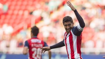 El central bromeó con el dueño de Chivas, que celebró su cumpleaños, y espera no recibir otro partido de sanción por ello