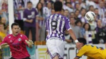 <b>DECISIVO. </b>Guerra se prepara para rematar con el hombro y conseguir el único gol del partido.