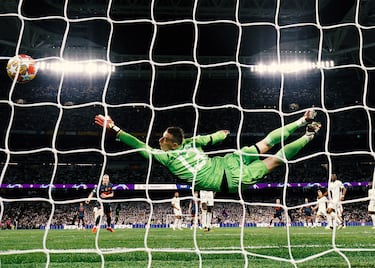 Estirada del portero ucraniano 
 del Real Madrid ante el disparo y posterior gol del defensor del Manchester City, Josko Gvardiol.