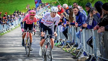 El ciclista esloveno Tadej Pogacar ataca en el tramo de La Redoute durante la Lieja-Bastoña-Lieja 2024.