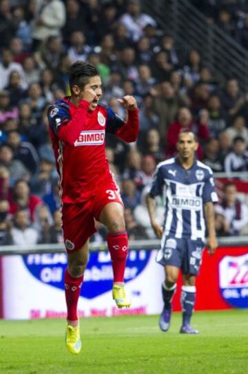 Chivas dio la sorpresa de la semana y venció 3-1 al líder Monterrey con doblete de Javier López. 