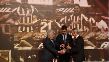 Premios AS del deporte al Atlético de Madrid. Enrique Cerezo y Luis Suárez recogen el trofeo de manos de Francisco de Bergia, director de asuntos públicos de presidencia de Telefónica.