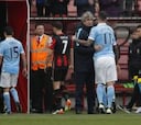 Manchester City golea y le da un respiro a Manuel Pellegrini