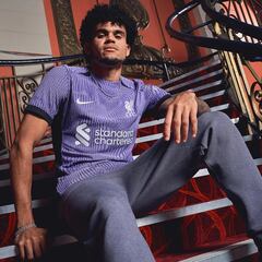 Luis Díaz presenta la nueva camiseta alternativa de Liverpool