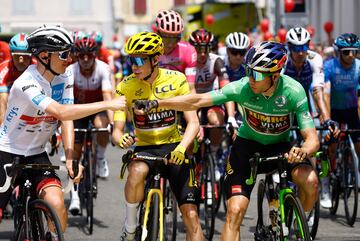 Decimoséptima etapa del Tour de Francia 2022 con un recorrido de 129 kilómetros entre Saint-Gaudens y Peyragudes. En la foto, Tadej Pogacar, Jonas Vingegaard y Wout Van Aert se saludan antes del inicio de la etapa.