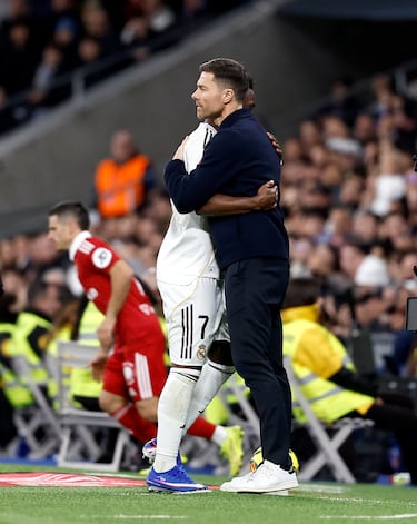 Pasaban los 84 minutos de encuentro cuando el jugador brasileño del Real Madrid fue sustituido en reemplazo de Gonzalo. La grada del Bernabéu la emprendió contra él. Durante su caminata hacia el banquillo, una que protagonizó sin hacer gestos. Serio, casi al margen de lo que estaba sucediendo; aunque eso era imposible. Hubo pitada. Y fue como ninguna.