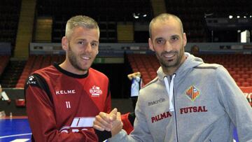 Miguelín y Vadillo, sobre la cancha del San Pablo de Sevilla.