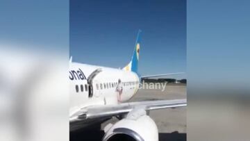 Mujer salió del avión para caminar por el ala "porque le faltaba aire"