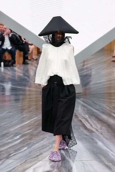 Una modelo desfila por la pasarela durante el desfile de Christian Dior Womenswear Primavera/Verano 2026, en el marco de la Semana de la Moda de París, el 1 de octubre de 2025 en París, Francia.