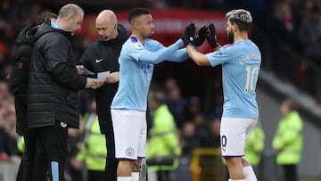 Los jugadores del Manchester City, Sergio Ag&uuml;ero y Gabriel Jes&uacute;s, durante una sustituci&oacute;n.