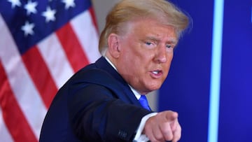 (ARCHIVOS) En esta foto de archivo, el presidente de los Estados Unidos, Donald Trump, hace un gesto después de hablar durante la noche de las elecciones en el Salón Este de la Casa Blanca en Washington, DC, a principios del 4 de noviembre de 2020.