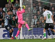 Marín ataja un balón en el partido contra el Racing de Santander