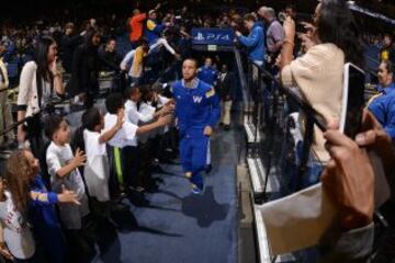 Stephen Curry salta a la cancha del Oracle Arena, el pabellón de los Golden State Warriors.