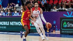 Furkan Korkmaz, ante Perry en el Montenegro-Turquía.