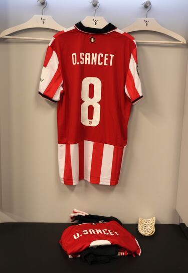 camiseta de Oihan Sancet se exhibe en el vestuario del Athletic Club antes del partido de la primera jornada de la Fase de la UEFA Champions League 2025/26 entre el Athletic Club y el Arsenal FC en el Estadio de San Mamés.