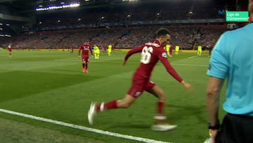 El lateral ingl&eacute;s del Liverpool, Trent Alexander-Arnold, sacando de esquina ante el Barcelona.