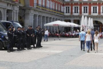 Los ingleses esperan la hora del partido disfrutando de las terrazas de la Plaza Mayor.