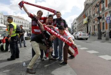 Los seguidores del Bayern Munich toman Madrid para animar a su equipo en el partido de ida de las semifinales de la Champions League que se disputará hoy en el Santiago Bernabéu.
