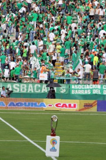 La afición del Deportivo Cali se encargó de la fiesta en la tribuna. El juego de ida de la final de la Liga Águila se pintó de verdiblanco.