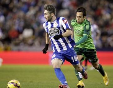 El lateral portugués del Deportivo de La Coruña Luisinho escapa con el balón ante el chileno Orellana.