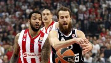 Sergio Rodríguez da una asistencia ente la mirada de Marcus Williams.