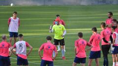 Paco, dando instrucciones a sus futbolistas en una sesi&oacute;n.