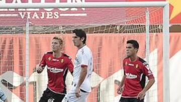 <b>EL ÚLTIMO EN SALIR. </b>Kevin García, a la derecha, debutó en Primera en el partido contra Osasuna.