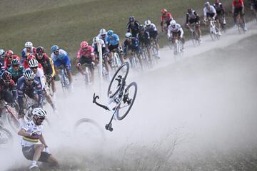 A 100 kilómetros de meta, caída masiva provocada por las fuertes rachas de viento. Alaphilippe, que ha saltado por los aires con voltereta incluida, entre los implicados. 
