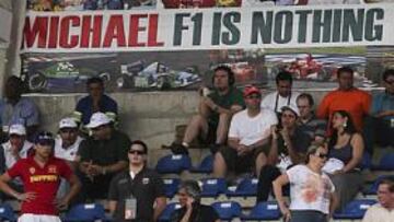 <b>TODOS CON 'EL KAISER'. </b>Los aficionados han querido rendir su homenaje al piloto alemán.