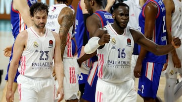 Usman Garuba celebra la victoria del Madrid el martes en el tercer partido. A su lado, un sereno Sergio Llull, clave en la remontada con 13 puntos y 4 asistencias en el &uacute;ltimo cuarto.