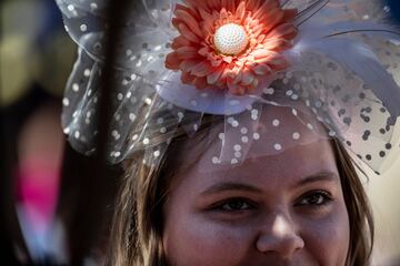  Aficionados a la hípica en el Churchill Downs de Kentucky durante la Kentucky Oaks.