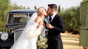 El futbolista Jordi Alba y Romarey Ventura posan para los medios, a 17 de junio de 2022, en Sevilla (España).
BODA;FUTBOLISTA;PAREJA;NOVIOS;BARÇA
Leandro Wassaul / Europa Press
17/06/2022