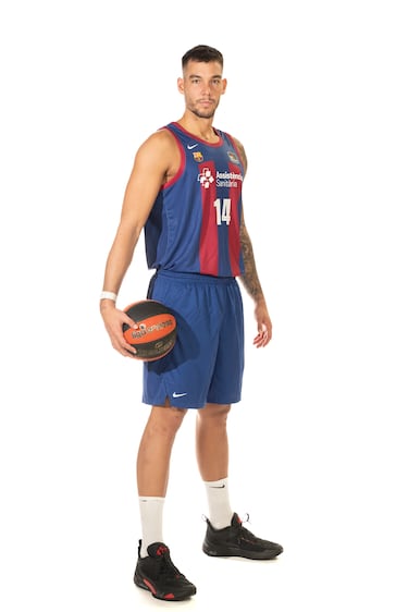 El mayor de los Hernangómez (29 años y 2,11) se marchó a la NBA en el verano de 2016. Su última temporada la jugó con el Real Madrid, equipo al que había regresado tras su cesión en el Balonceto Sevilla, pero como hizo Niko Mirotic en su día, Willy se ha comprometido con el eterno rival, el Barça. El pívot ha puesto punto final a siete temporadas en la NBA (Knicks, Hornets y Pelicans) en los que no ha encontrado ni el rol ni las oportunidades que quería. Con la Selección, en cambio, se ha ido afianzando, logrando en 2022 el oro europeo como MVP. 