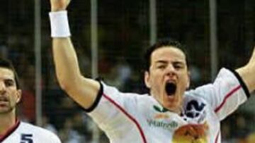 <b>ALEGRÍA POR TODO LO ALTO.</b> El Ciudad Real que ha ganado la Recopa recientemente, tiene ganas de dar otra alegría a su afición.