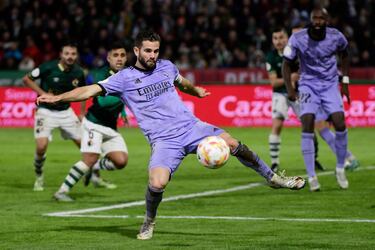 No es fácil hoy en día ser un One Club Man. Nacho lo es y de los próximos meses depende que lo siga siendo. El canterano se encuentra en, quizá, la temporada más complicada desde que forma parte de pleno derecho de la primera plantilla. El aterrizaje de Rüdiger le ha restado importancia y, a pesar de su polivalencia, sólo ha podido disputar 414 minutos hasta ahora. Aún así, cuando salta al campo, es tan solvente como siempre. Un defensa pesimista, que diría Ancelotti. No le faltan pretendientes, con la MLS como la última en sumarse a la lista, como ya informó AS. Milan, Roma y Wolves también le tienen en su agenda, pero la prioridad de Nacho es el Real Madrid. El alcalaíno espera y desea poder extender su contrato hasta 2024. Ya hay contactos entre las partes en busca del apretón de manos. Sin prisa, pero sin pausa.