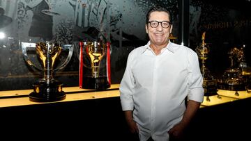 Paulo Futre posa con el título de Liga.