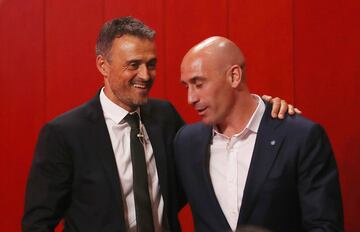 El 19 de julio de 2018 Rubiales presentó al entrenador asturiano como nuevo seleccionador. Once meses después deja el cargo por motivos personales.