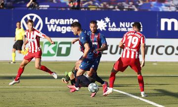 Diego Costa recibe el pase de Marcos Llorente y remata al fondo de la red.