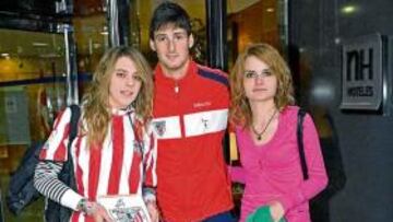 <b>SU SEGUNDA CASA. </b> Aduriz, con dos aficionadas, al llegar a Valladolid.